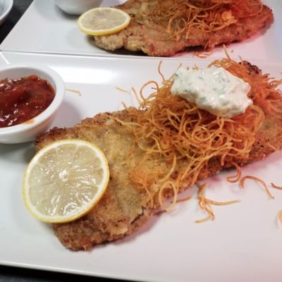 Schnitzel mit Paprikasauce - Kartoffelstroh und Knoblauchcreme
