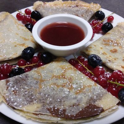 Schoko Crepes mit Beeren und Erdbeersauce