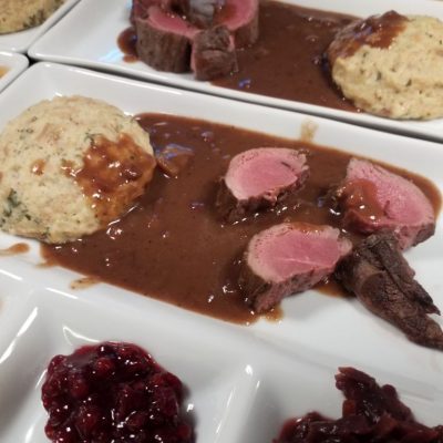 Schweinefilet in Zwiebelsauce mit Mayernknödel und Rotkraut