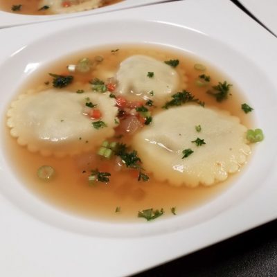 Spitzkohlravioli in Brühe