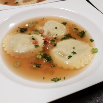 Spitzkohlravioli in Brühe