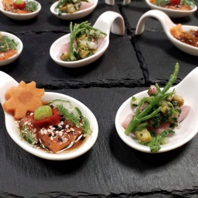 Tastelöffel Lachs auf Gurke mit Unagi und Tastelöffel mit Matjessalat
