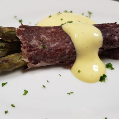 Thaispargel mit Wagyuschinken und Spargelschaum