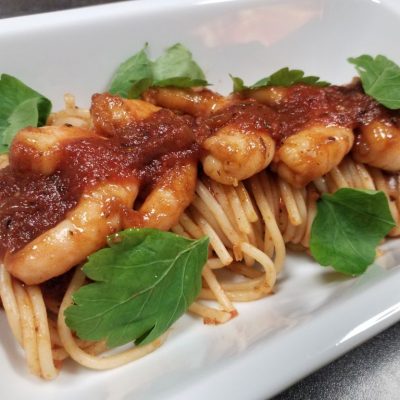 Tomaten-Knoblauchgarnelen auf hausgemachten Spaghetti