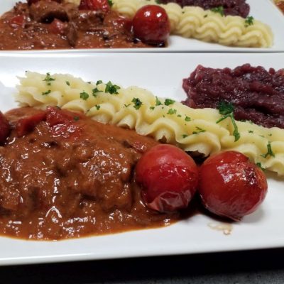 Unharisches Pörkölt an Kartoffelschnee und Rotkohl