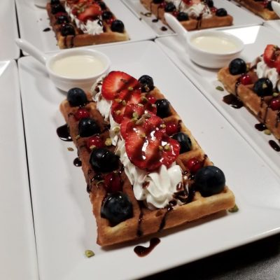 Waffel mit Beeren Sahne und Eierlikör