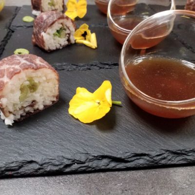 Wagyu Bresaola Sushi mit Wagyu Beeftea