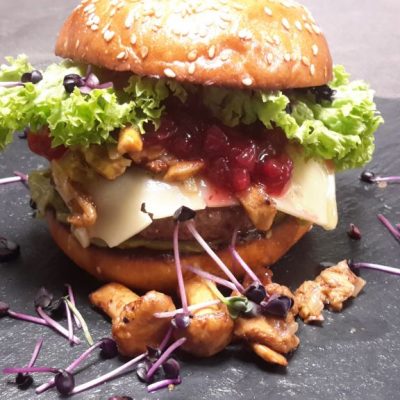 Wildschweinburger mit Pilzen und Preiselbeeren