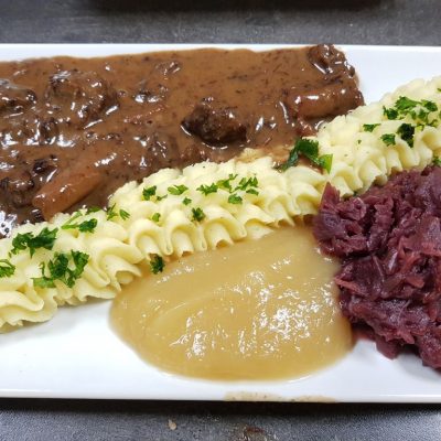 Wildschweingulach mit Kartoffelschnee und Apfel-Zimtrotkohl