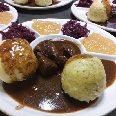 Wildschweingulasch - Kartoffelklöße - Rotkohl und Apfelkompott