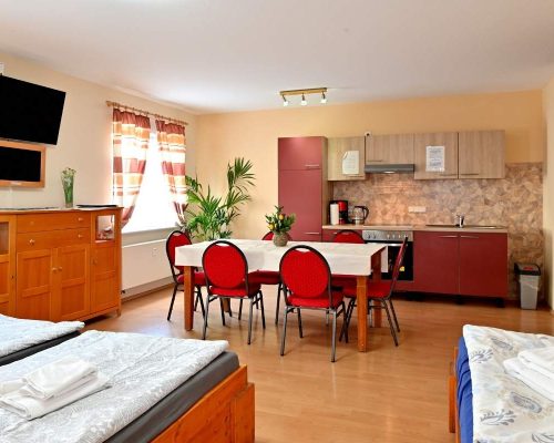 appartment7-raum1-esstisch-schrank