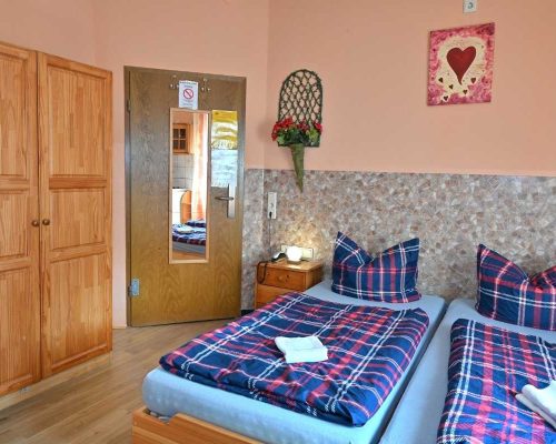 doppelzimmer1-bett-schrank