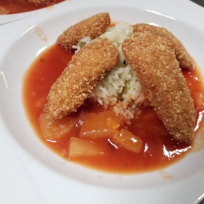 fritierte Hühnerbrustfilets auf Frühlingsreis mit fruchtiger Sweet-Chilisauce