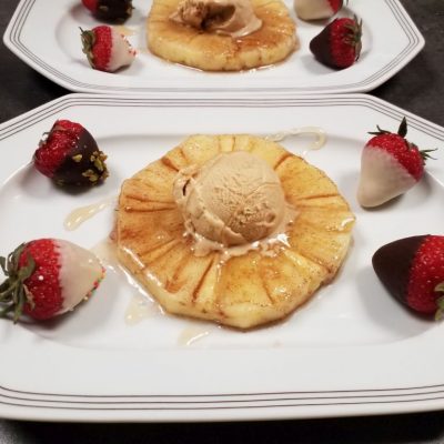 gegrillte Annanas Karamarzi Eis und schokolierten Erdbeeren