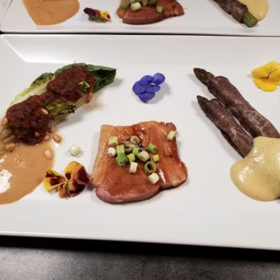 gegrillter Romanasalat lackierter Schweinebauch Wagyu-Spargelröllchen