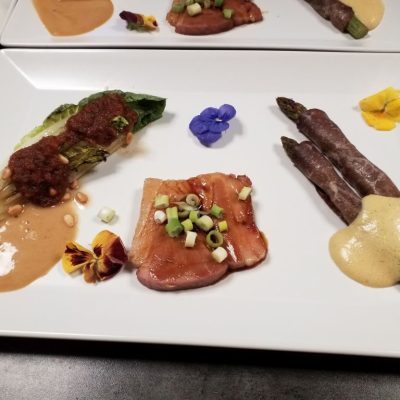 gegrillter Romanasalat lackierter Schweinebauch Wagyu-Spargelröllchen