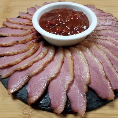 geräucherte Entenbrust mit Pflaumen-BBQ-Salsa